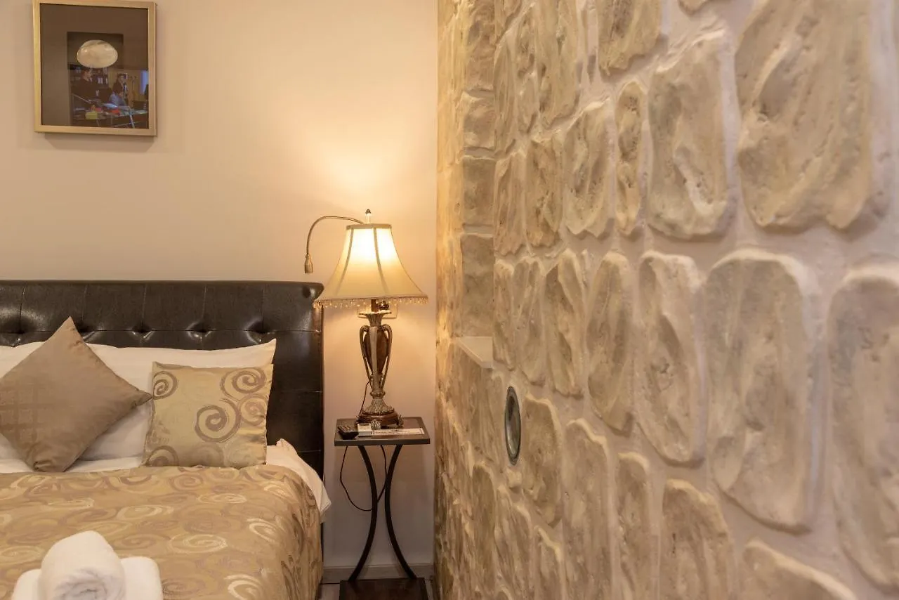 Palace Queen Mary I Luxury Rooms Split Guest house